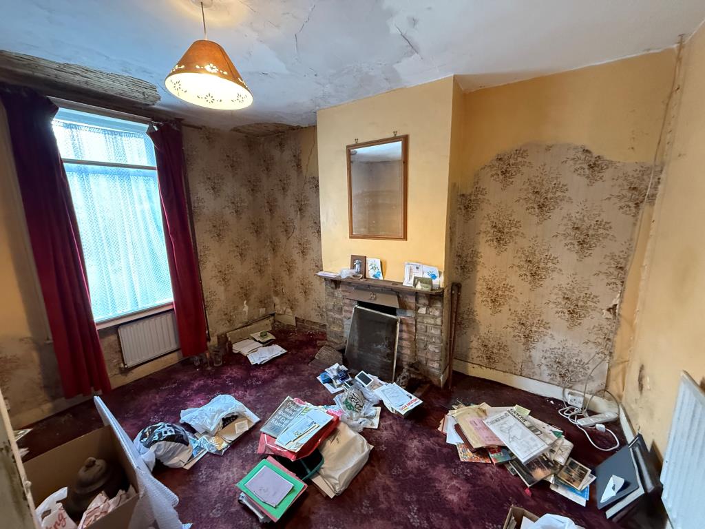 Lot: 157 - PAIR OF COTTAGES FOR REFURBISHMENT AND REPAIR WITH APPROXIMATELY 2.8 ACRES OF LAND - Living room